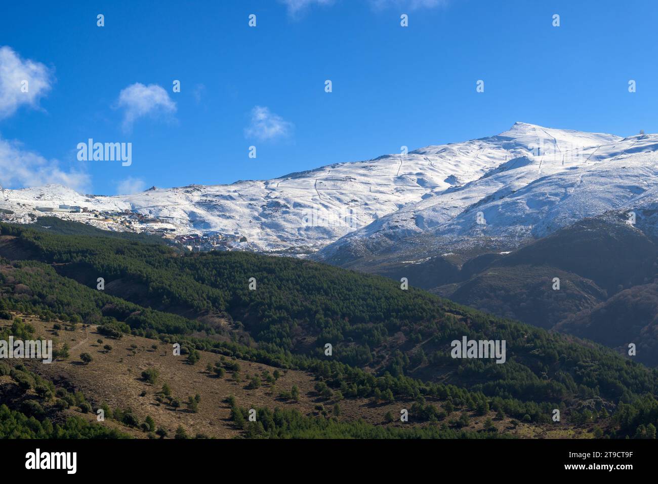 Skipisten des Skigebietes Pradollano in den Bergen der Sierra Nevada in Spanien, Stockfoto