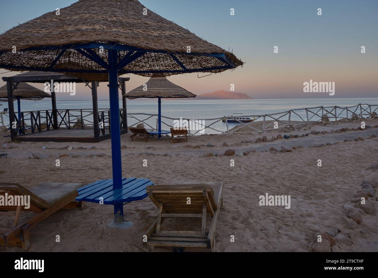 Panoramablick auf die Sharks Bay in Sharm El Sheikh, Ägypten Nachmittagsfoto, das das rote Meer mit Touristen, Yachten und Hotels im Hintergrund zeigt Stockfoto