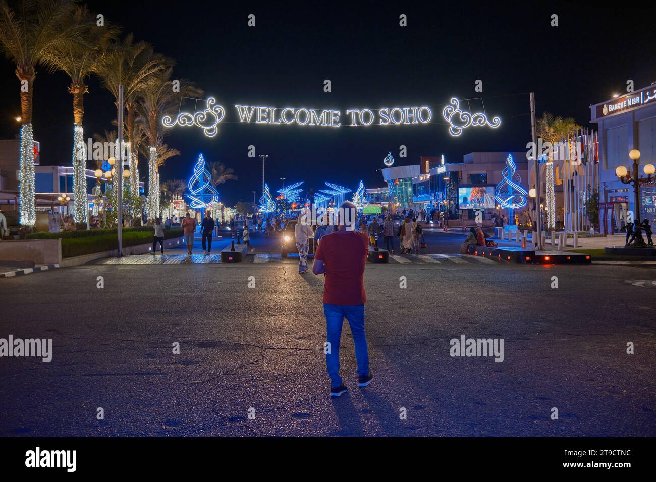 Der SOHO-Platz in Sharm El Sheikh, Ägypten, ist ein lebendiger Platz mit Springbrunnen, Restaurants, Lounges, einer Eislaufbahn, Nachtleben und anderen Unterhaltungsangeboten. Stockfoto