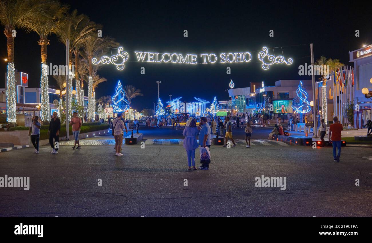 Der SOHO-Platz in Sharm El Sheikh, Ägypten, ist ein lebendiger Platz mit Springbrunnen, Restaurants, Lounges, einer Eislaufbahn, Nachtleben und anderen Unterhaltungsangeboten. Stockfoto