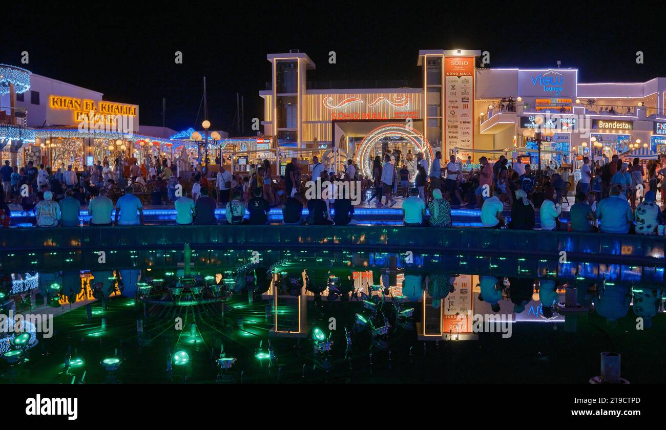 Der SOHO-Platz in Sharm El Sheikh, Ägypten, ist ein lebendiger Platz mit Springbrunnen, Restaurants, Lounges, einer Eislaufbahn, Nachtleben und anderen Unterhaltungsangeboten. Stockfoto