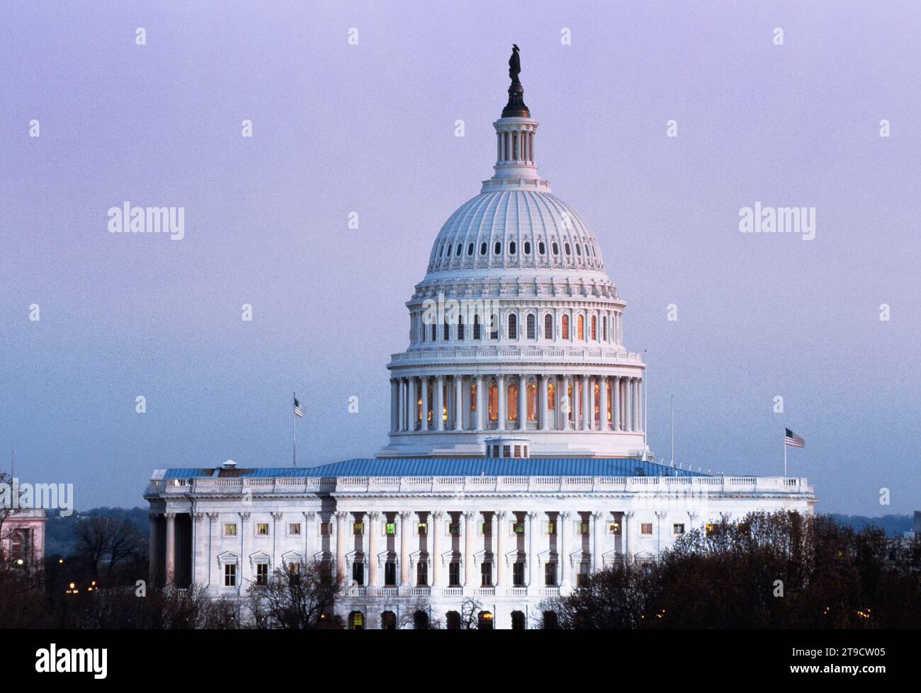 Das Kapitol der Vereinigten Staaten in Washington DC, an der National Mall. Regierungsgebäude in der Abenddämmerung oder in der Dämmerung USA Stockfoto