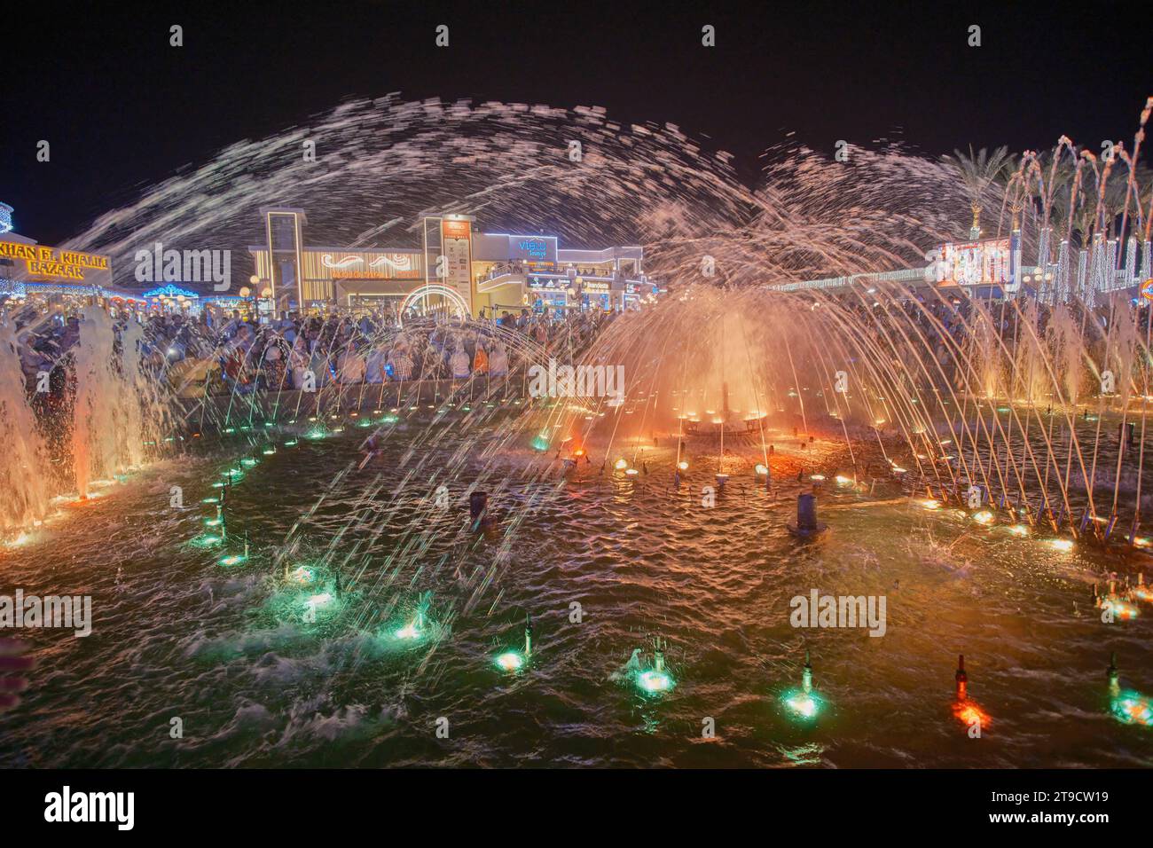 Der SOHO-Platz in Sharm El Sheikh, Ägypten, ist ein lebendiger Platz mit Springbrunnen, Restaurants, Lounges, einer Eislaufbahn, Nachtleben und anderen Unterhaltungsangeboten. Stockfoto