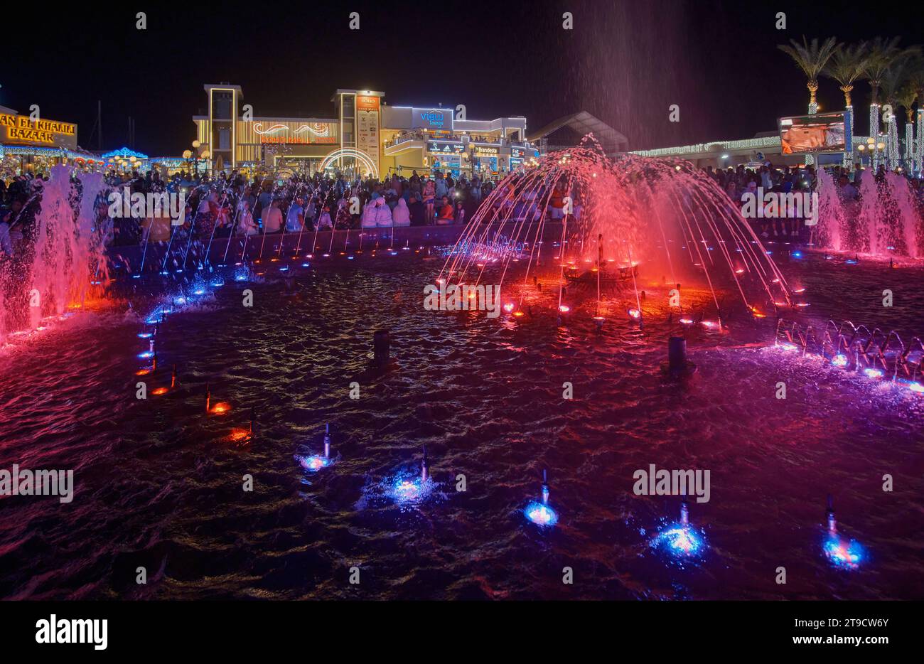 Der SOHO-Platz in Sharm El Sheikh, Ägypten, ist ein lebendiger Platz mit Springbrunnen, Restaurants, Lounges, einer Eislaufbahn, Nachtleben und anderen Unterhaltungsangeboten. Stockfoto