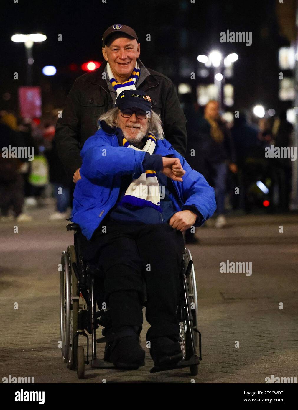 Rotherham, Großbritannien. November 2023. Die Fans von Leeds kommen am 24. November 2023 im Aesseal New York Stadium, Rotherham United FC gegen Leeds United FC SKY Bet EFL Championship Match im Aesseal New York Stadium, Rotherham, England, Großbritannien. Credit: Every Second Media/Alamy Live News Stockfoto