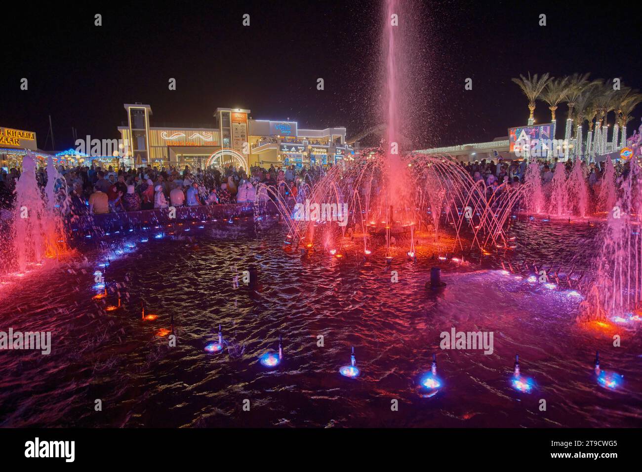 Der SOHO-Platz in Sharm El Sheikh, Ägypten, ist ein lebendiger Platz mit Springbrunnen, Restaurants, Lounges, einer Eislaufbahn, Nachtleben und anderen Unterhaltungsangeboten. Stockfoto
