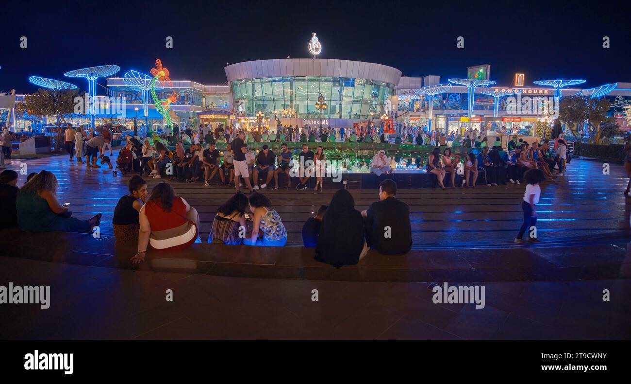 Der SOHO-Platz in Sharm El Sheikh, Ägypten, ist ein lebendiger Platz mit Springbrunnen, Restaurants, Lounges, einer Eislaufbahn, Nachtleben und anderen Unterhaltungsangeboten. Stockfoto