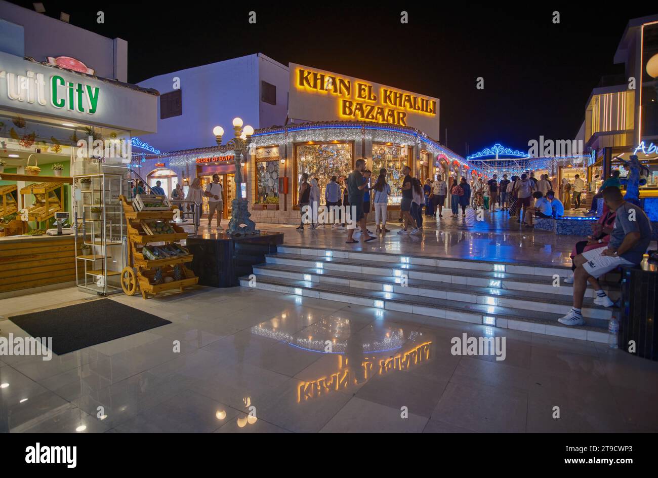 Der SOHO-Platz in Sharm El Sheikh, Ägypten, ist ein lebendiger Platz mit Springbrunnen, Restaurants, Lounges, einer Eislaufbahn, Nachtleben und anderen Unterhaltungsangeboten. Stockfoto