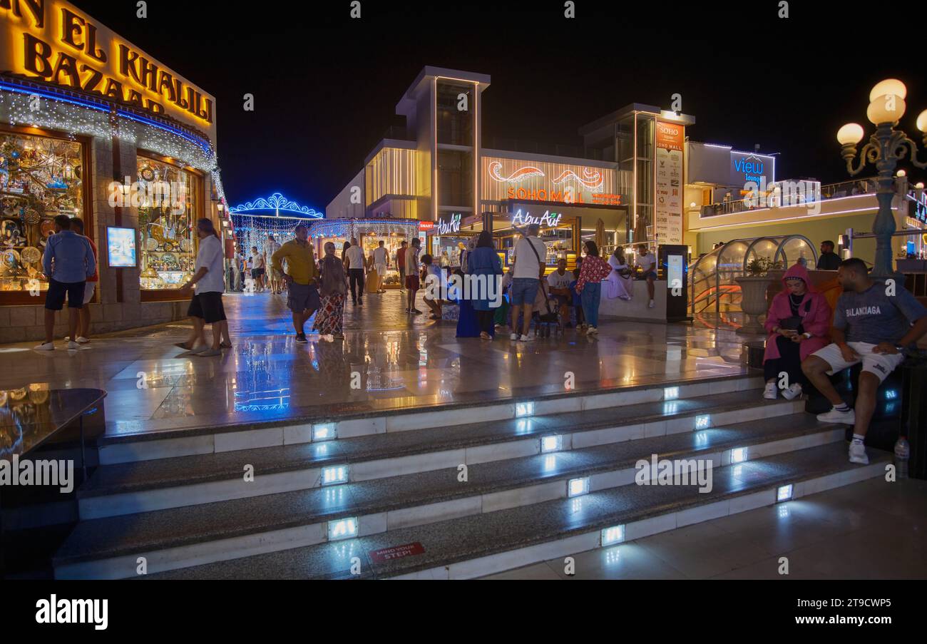 Der SOHO-Platz in Sharm El Sheikh, Ägypten, ist ein lebendiger Platz mit Springbrunnen, Restaurants, Lounges, einer Eislaufbahn, Nachtleben und anderen Unterhaltungsangeboten. Stockfoto