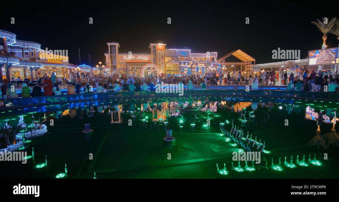 Der SOHO-Platz in Sharm El Sheikh, Ägypten, ist ein lebendiger Platz mit Springbrunnen, Restaurants, Lounges, einer Eislaufbahn, Nachtleben und anderen Unterhaltungsangeboten. Stockfoto