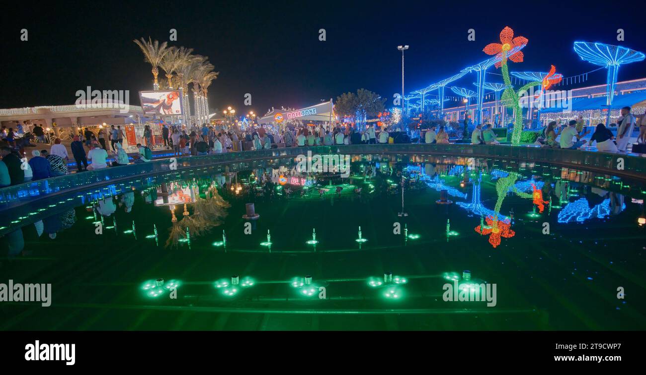 Der SOHO-Platz in Sharm El Sheikh, Ägypten, ist ein lebendiger Platz mit Springbrunnen, Restaurants, Lounges, einer Eislaufbahn, Nachtleben und anderen Unterhaltungsangeboten. Stockfoto