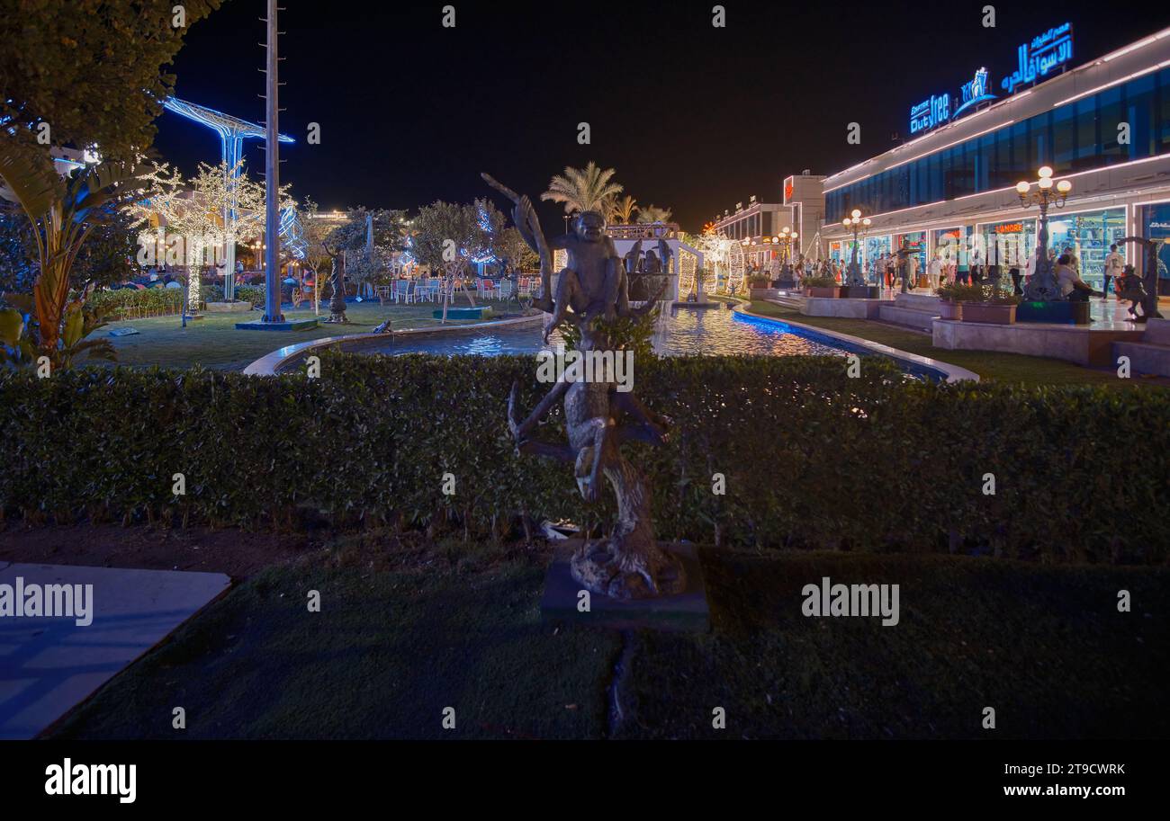 Der SOHO-Platz in Sharm El Sheikh, Ägypten, ist ein lebendiger Platz mit Springbrunnen, Restaurants, Lounges, einer Eislaufbahn, Nachtleben und anderen Unterhaltungsangeboten. Stockfoto