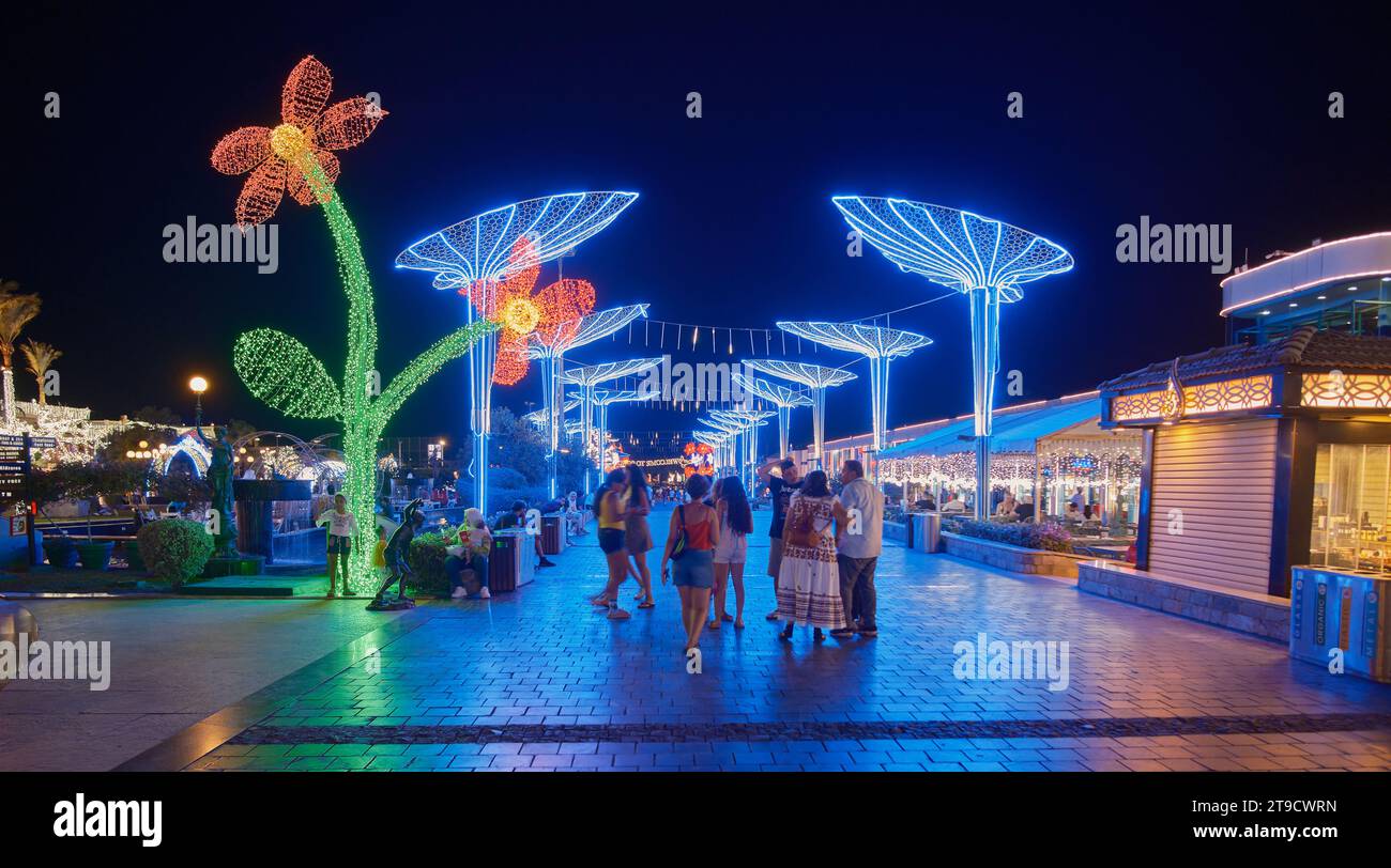 Der SOHO-Platz in Sharm El Sheikh, Ägypten, ist ein lebendiger Platz mit Springbrunnen, Restaurants, Lounges, einer Eislaufbahn, Nachtleben und anderen Unterhaltungsangeboten. Stockfoto