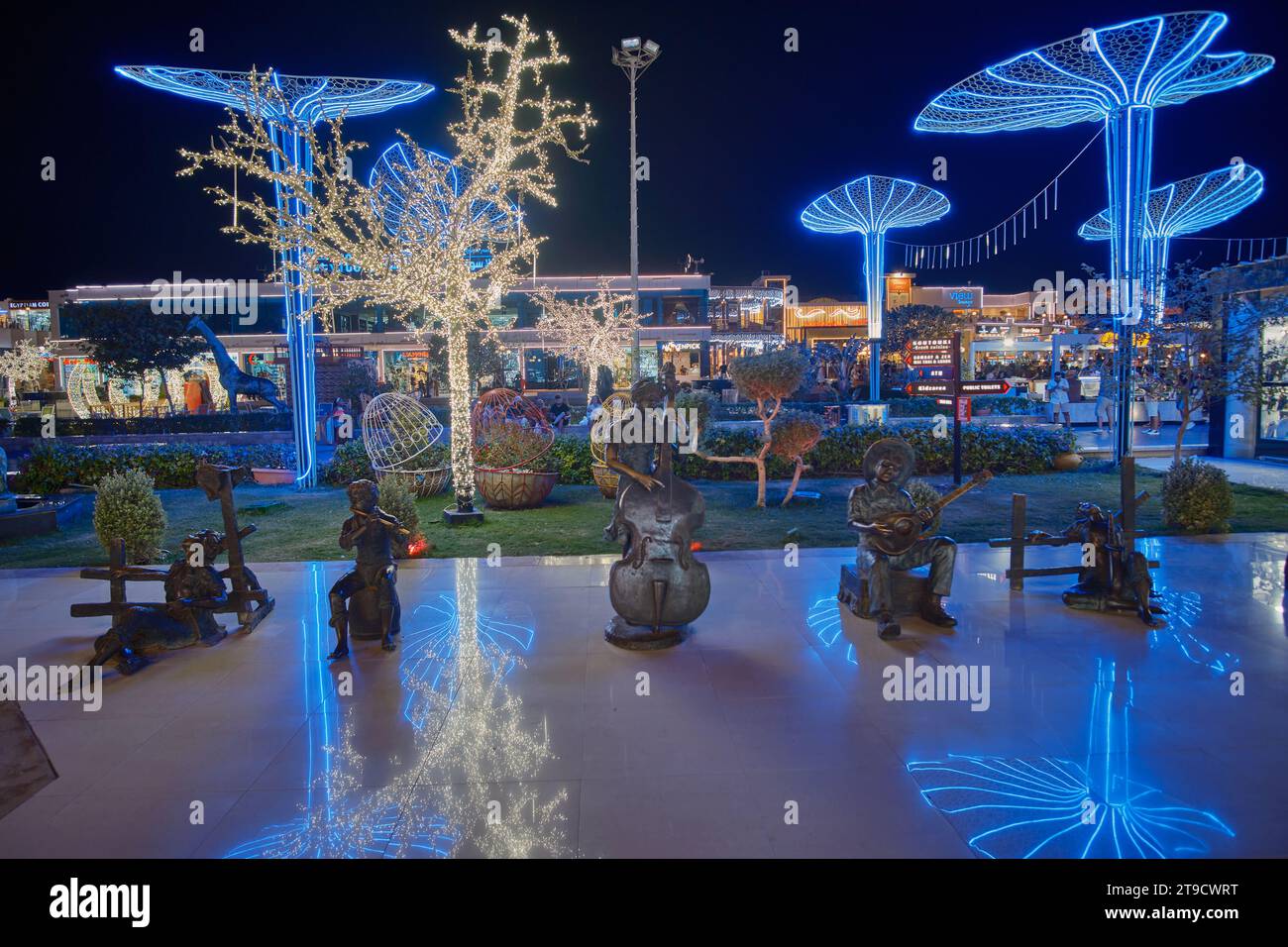Der SOHO-Platz in Sharm El Sheikh, Ägypten, ist ein lebendiger Platz mit Springbrunnen, Restaurants, Lounges, einer Eislaufbahn, Nachtleben und anderen Unterhaltungsangeboten. Stockfoto