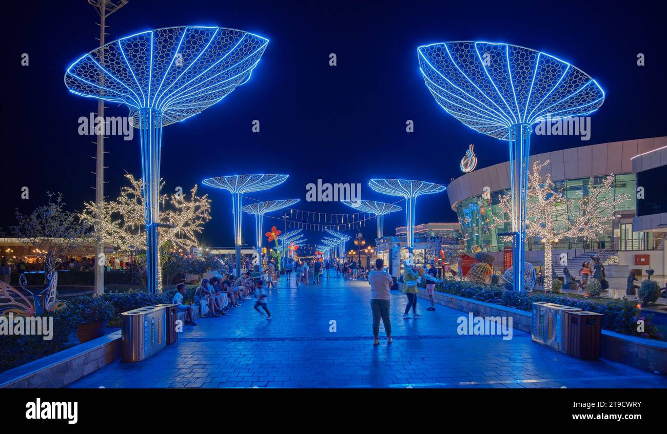 Der SOHO-Platz in Sharm El Sheikh, Ägypten, ist ein lebendiger Platz mit Springbrunnen, Restaurants, Lounges, einer Eislaufbahn, Nachtleben und anderen Unterhaltungsangeboten. Stockfoto
