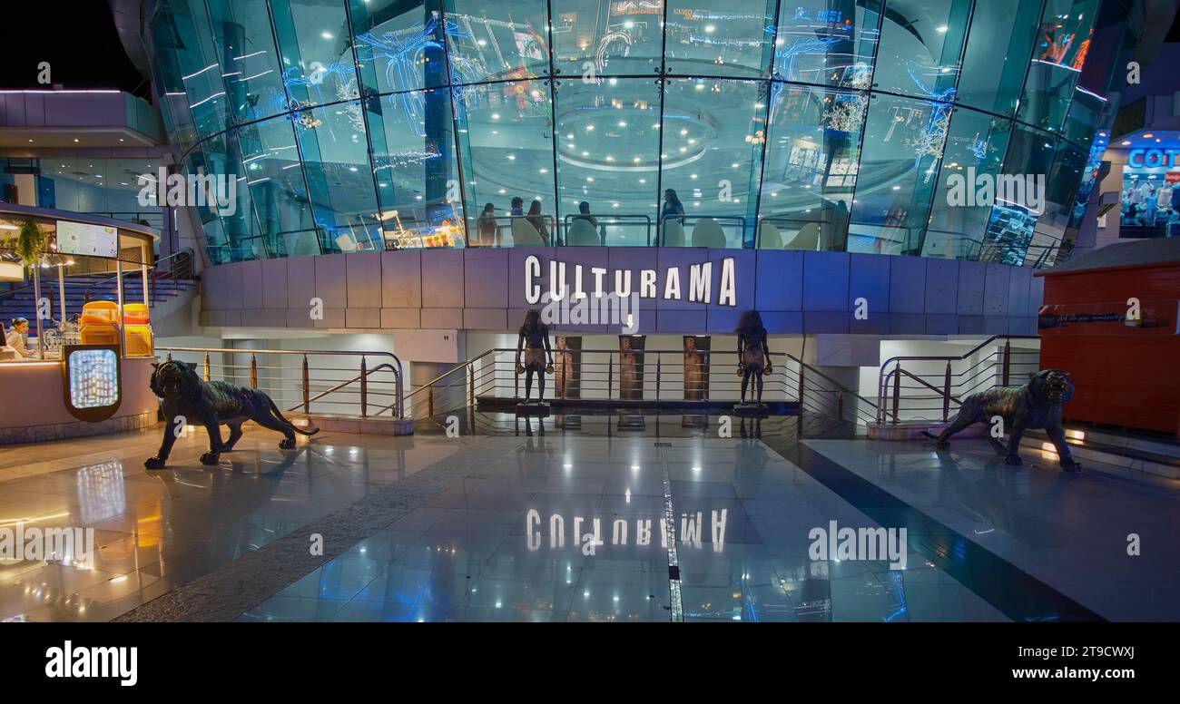 Der SOHO-Platz in Sharm El Sheikh, Ägypten, ist ein lebendiger Platz mit Springbrunnen, Restaurants, Lounges, einer Eislaufbahn, Nachtleben und anderen Unterhaltungsangeboten. Stockfoto