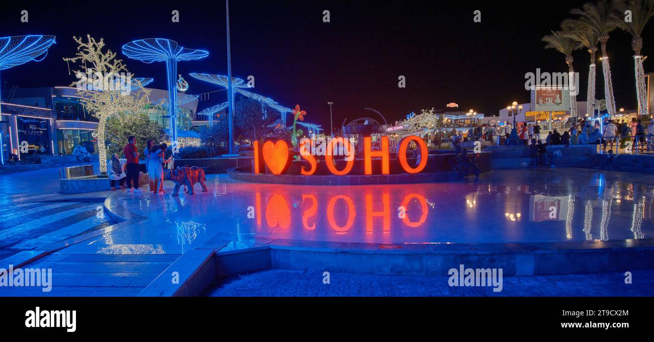 Der SOHO-Platz in Sharm El Sheikh, Ägypten, ist ein lebendiger Platz mit Springbrunnen, Restaurants, Lounges, einer Eislaufbahn, Nachtleben und anderen Unterhaltungsangeboten. Stockfoto