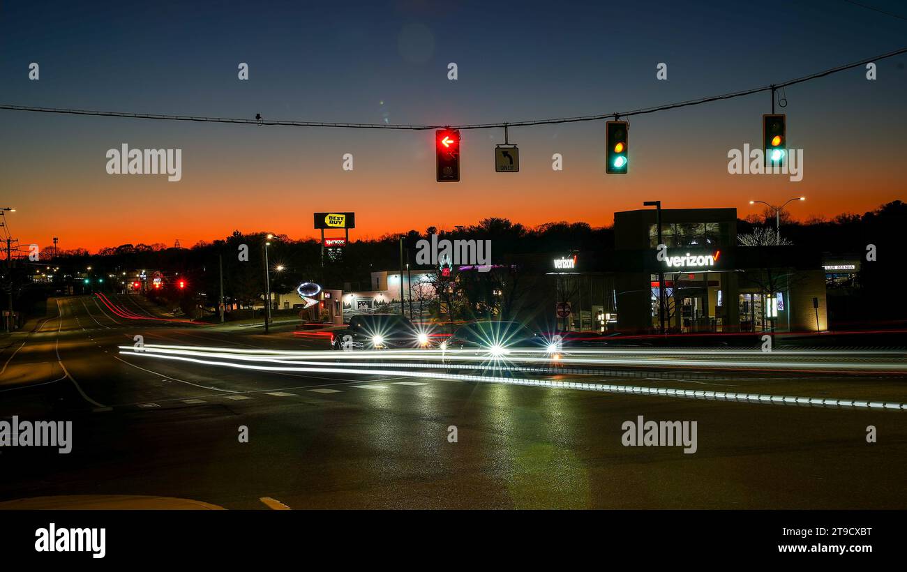 NORWALK, CT, USA - 23. NOVEMBER 2023: Verkehr auf der Post Road am Thanksgiving Day Abend mit wunderschönem Sonnenuntergang Stockfoto