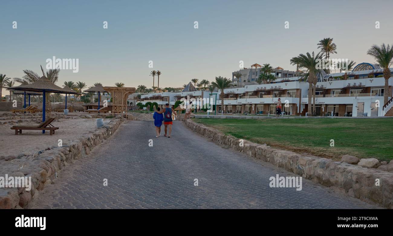 Panoramablick auf die Sharks Bay in Sharm El Sheikh, Ägypten Nachmittagsfoto, das das rote Meer mit Touristen, Yachten und Hotels im Hintergrund zeigt Stockfoto