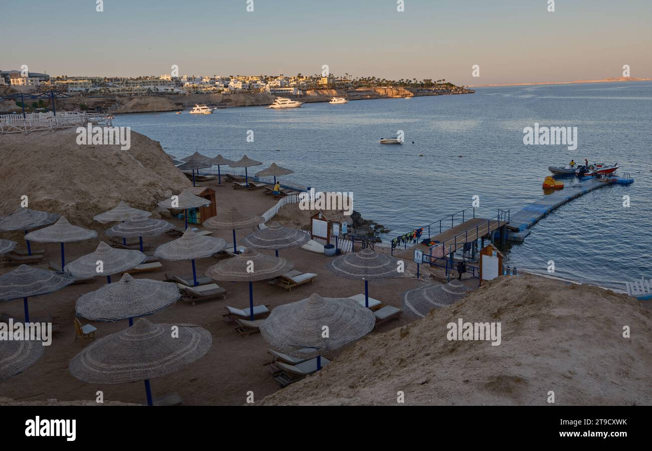 Panoramablick auf die Sharks Bay in Sharm El Sheikh, Ägypten Nachmittagsfoto, das das rote Meer mit Touristen, Yachten und Hotels im Hintergrund zeigt Stockfoto
