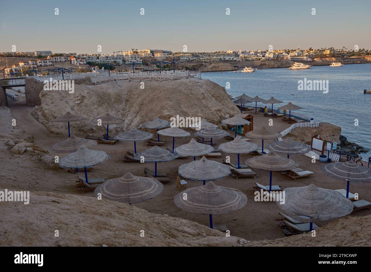Panoramablick auf die Sharks Bay in Sharm El Sheikh, Ägypten Nachmittagsfoto, das das rote Meer mit Touristen, Yachten und Hotels im Hintergrund zeigt Stockfoto