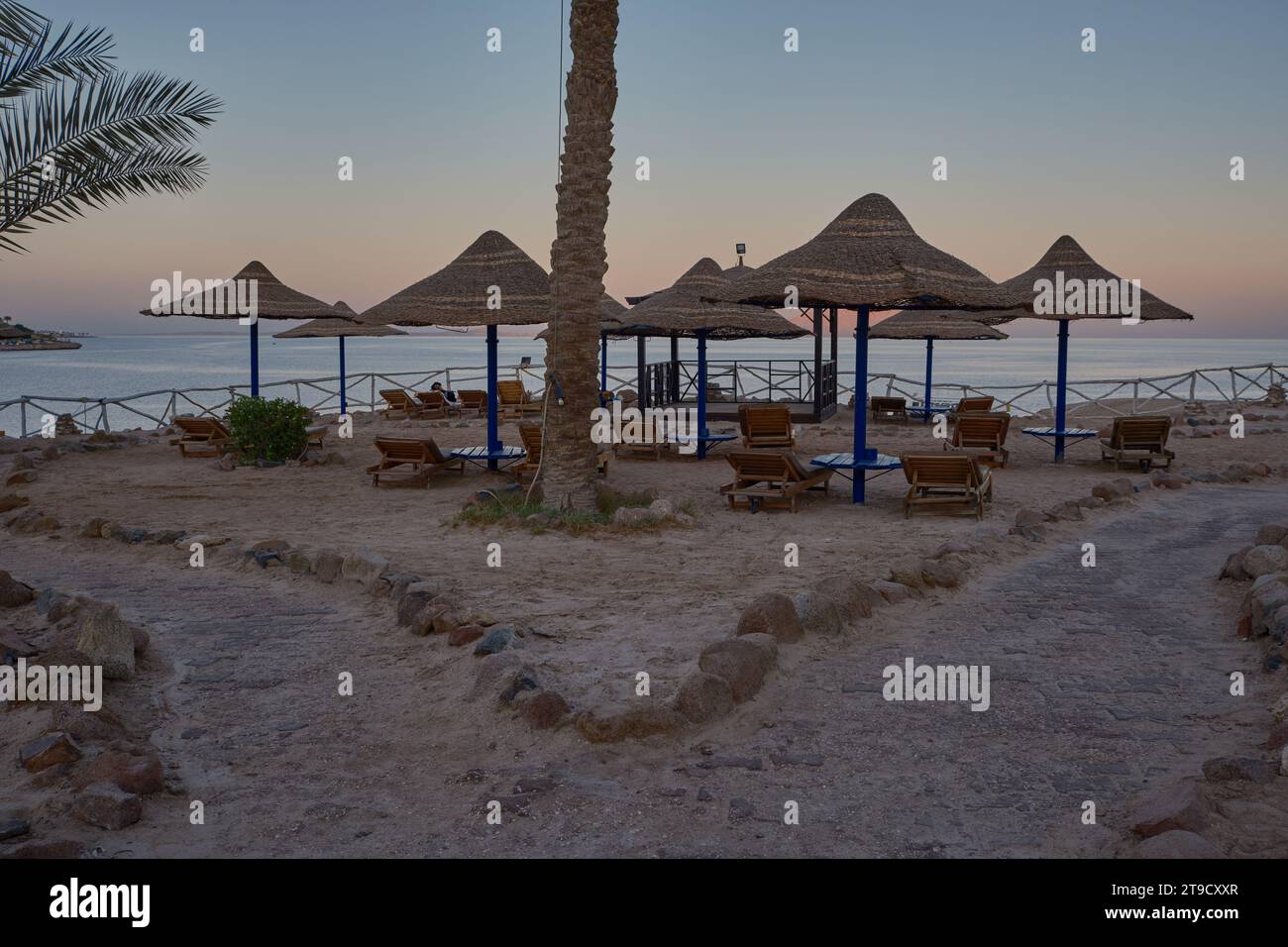 Panoramablick auf die Sharks Bay in Sharm El Sheikh, Ägypten Nachmittagsfoto, das das rote Meer mit Touristen, Yachten und Hotels im Hintergrund zeigt Stockfoto