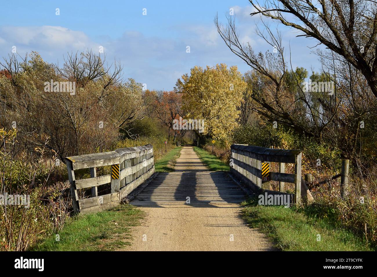 Eine Holzbrücke entlang eines Wanderweges im Südwesten von Wisconsin Stockfoto