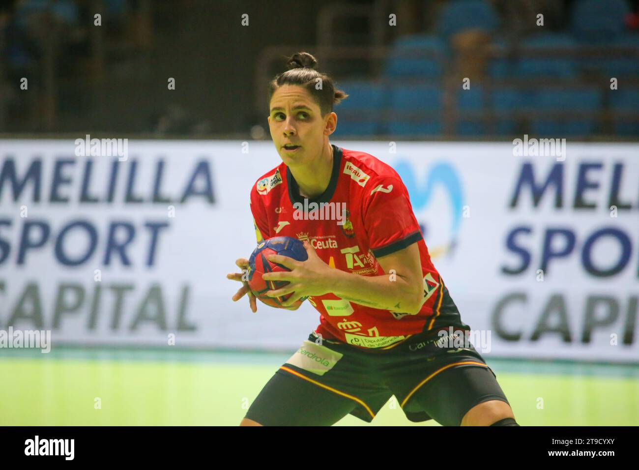 Santander, Spanien, 24. November 2023: Die spanische Spielerin Alicia Fernandez (34) wirft während des 1. Tages des spanischen Frauen-Turniers 2023 zwischen Spanien und Japan am 24. November 2023 im Palacio de Deportes von Santander in Santander, Spanien, 7 Meter. Quelle: Alberto Brevers / Alamy Live News. Stockfoto