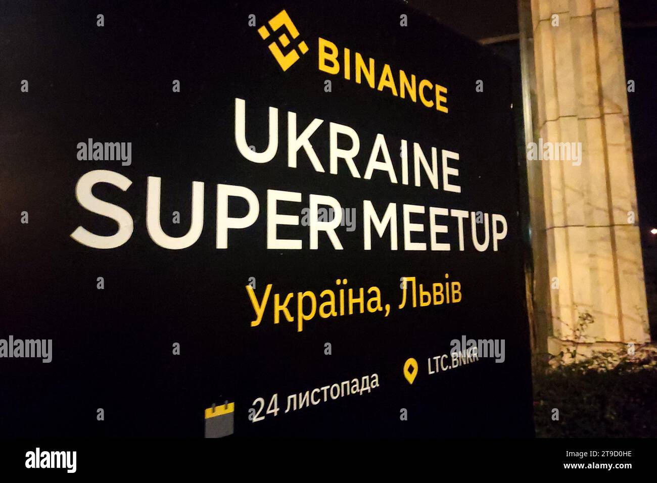 Schild in der Nähe von Binance's ukrainischem Super Meetup-Standort in Lemberg. Es gab viele Reden über Krypto und Sicherheit im Raum Stockfoto