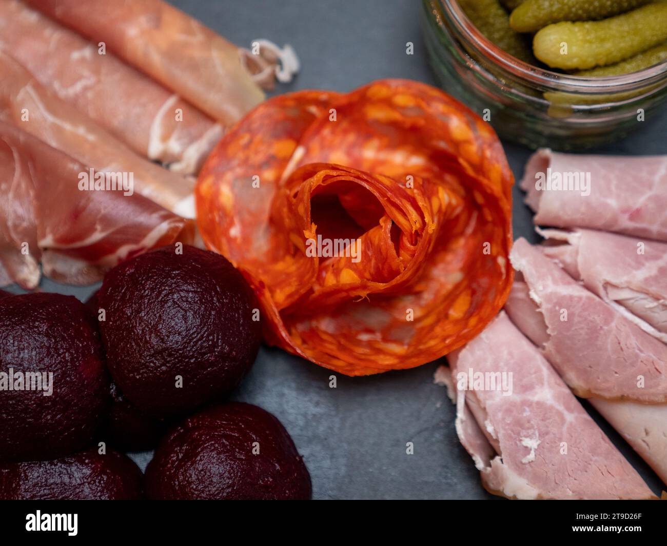 Ein Tablett mit Aufschnitt und Schinken, einschließlich einer Chorizo-Rose. Stockfoto