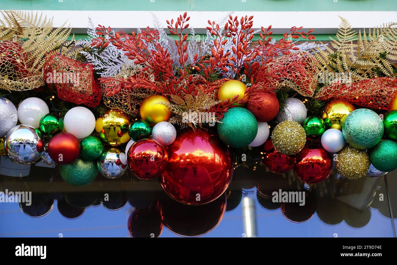 Weihnachtsdekoration mit bunten Kugeln, über einer Tür Stockfoto