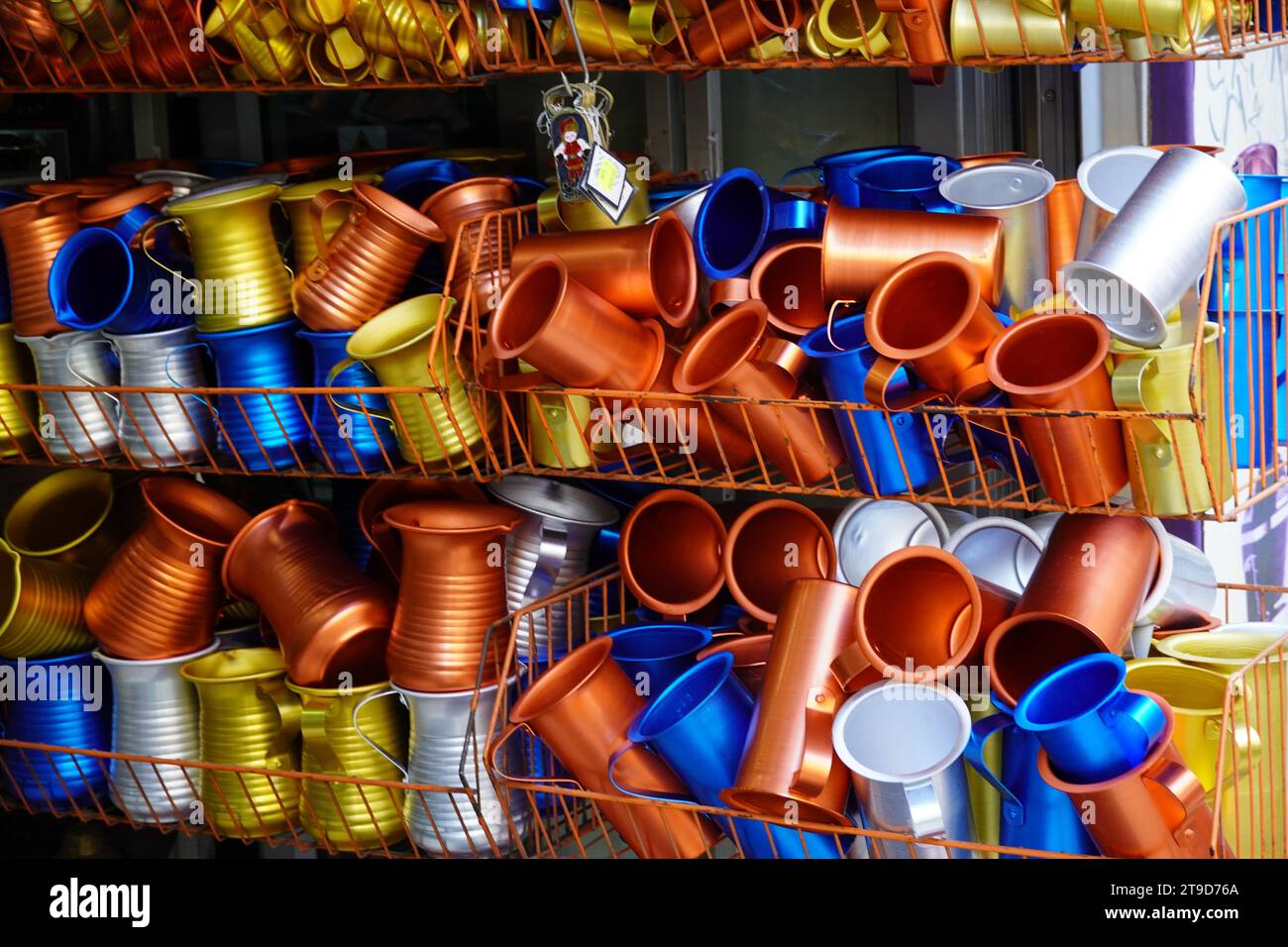 Weinkrüge aus Metall in einem Laden in Athen, Griechenland Stockfoto