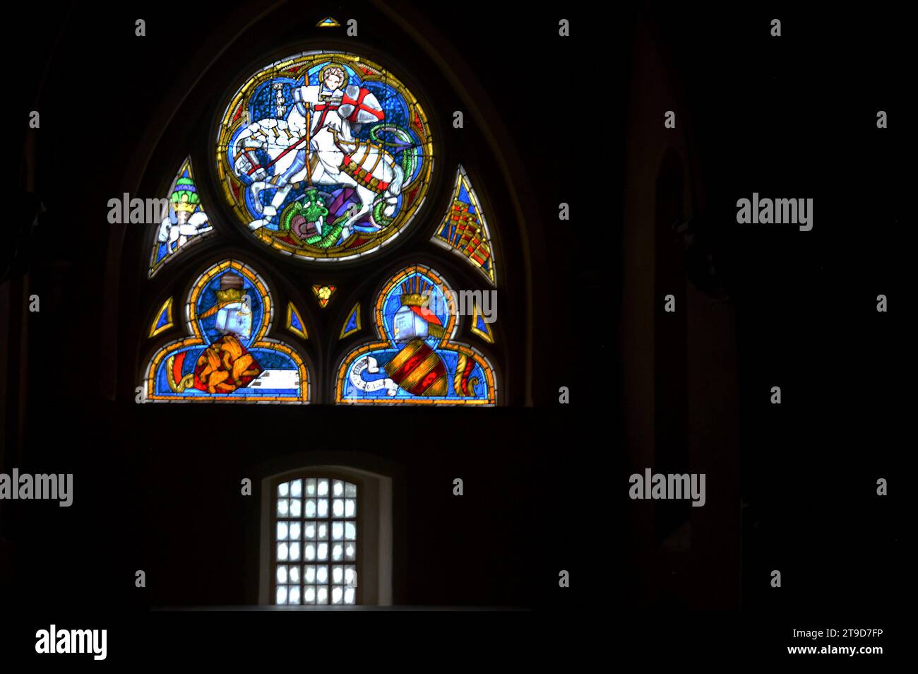 MALBORK, POLEN – 6. NOVEMBER 2023: Buntglasfenster, das den Heiligen Georg beim Ermorden des Drachen in der größten Burg der Welt zeigt, einst Sitz des Großen Stockfoto