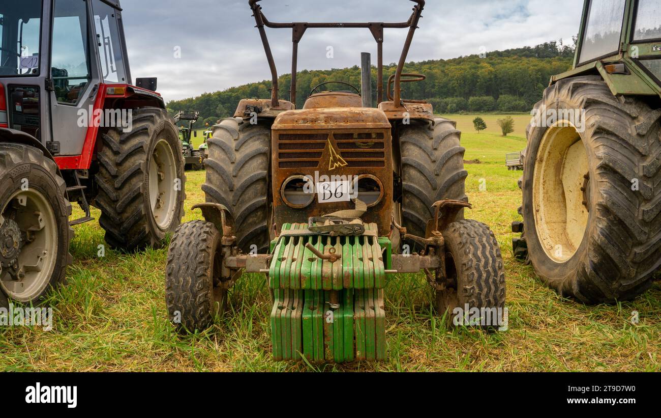 Vintage-Traktor im Wettbewerb: Rustikaler Charme trifft Stärke im Grassland Pulling Contest Stockfoto