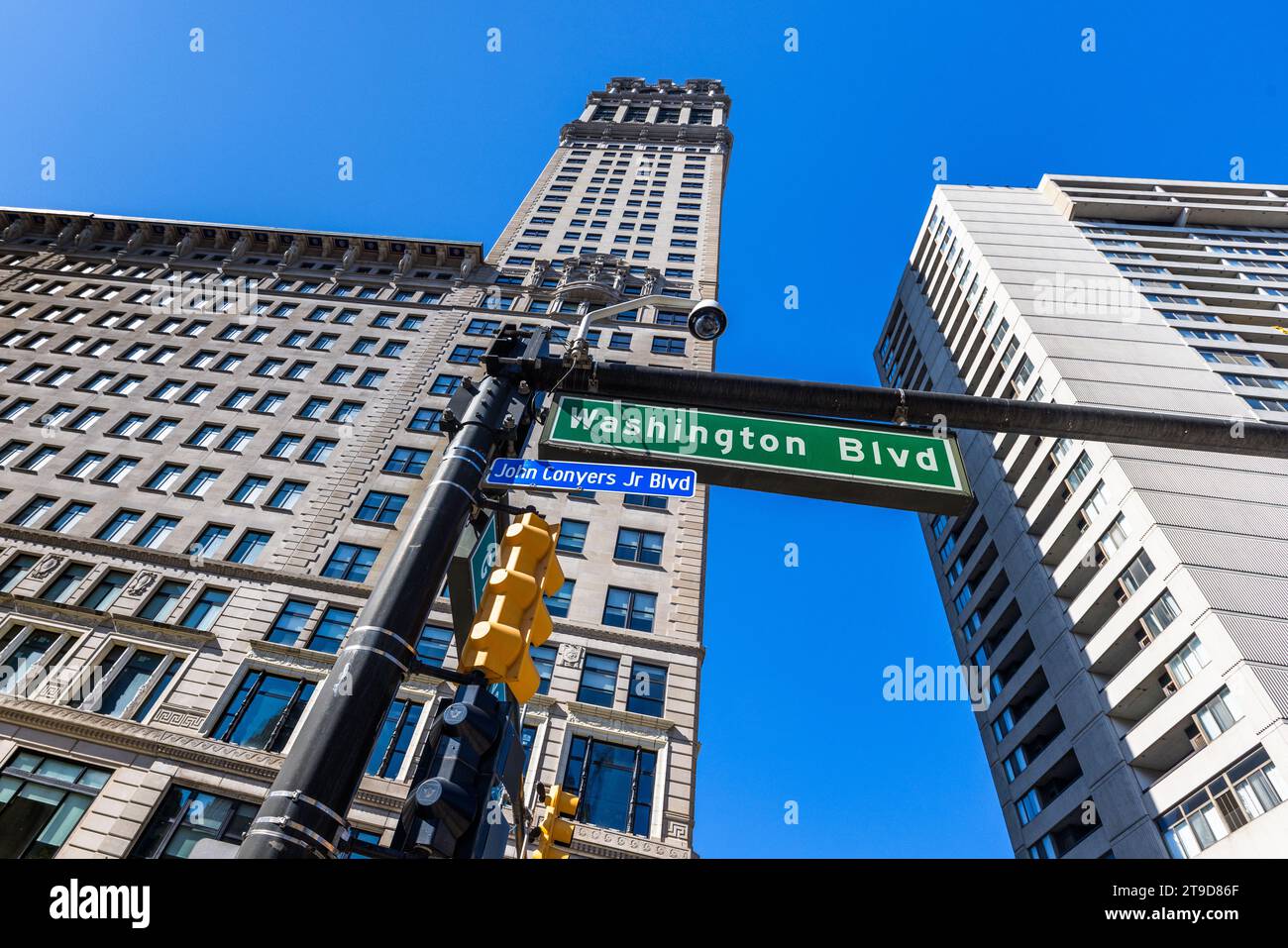 Doppelte Straßennamen vor dem Book Building: Washington Blvd oder John Conyers Jr Blvd. Detroit, Usa Stockfoto