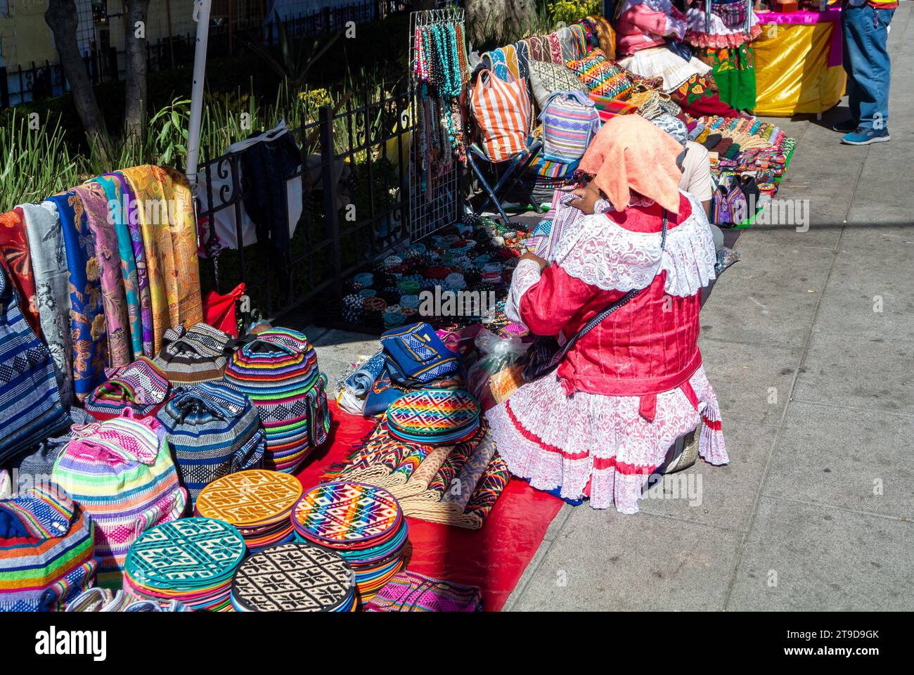 Mexiko-Stadt, CDMX, Mexiko, geniale Frau mit traditioneller mexikanischer Tracht, die Souvenirs im Viertel Coyoacan verkauft. Nur redaktionell. Stockfoto