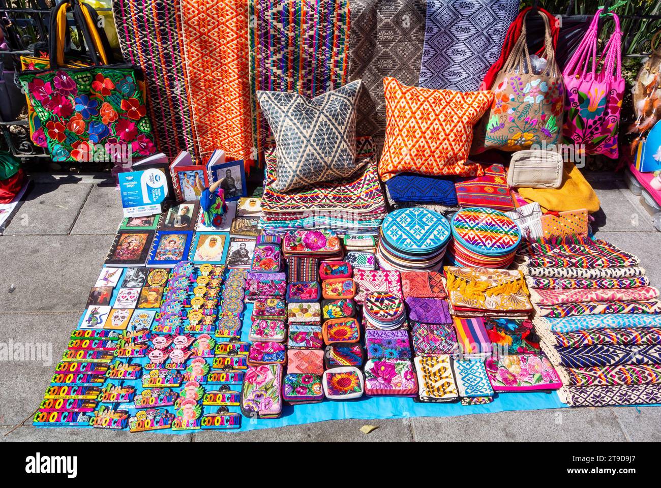 Mexiko-Stadt, CDMX, Mexiko, Ein Stand mit mexikanischen Souvenirs im Viertel Coyoacan, nur Editorial. Stockfoto