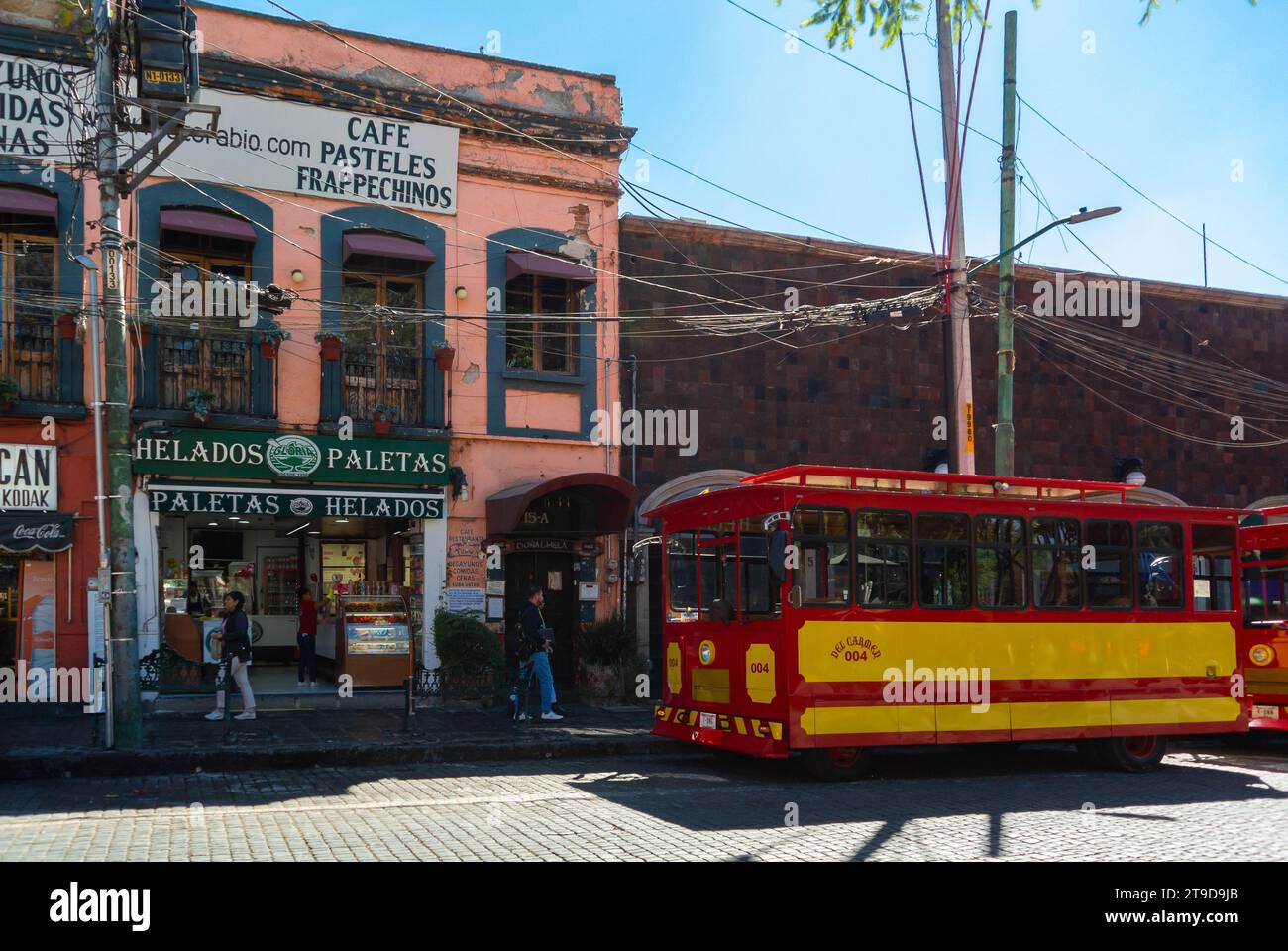 Mexiko-Stadt, CDMX, Mexiko, traditioneller Bus in der Straße des Coyoacan-Viertels, nur Redaktion. Stockfoto