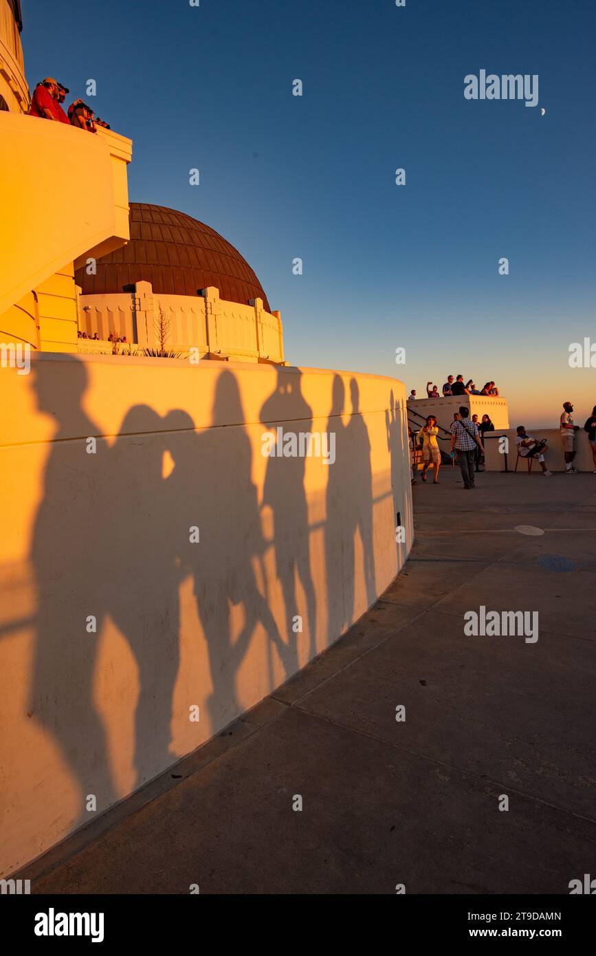 Touristen, die das Griffith Observatory bei Sonnenuntergang in Los Angeles, Kalifornien, USA besuchen Stockfoto