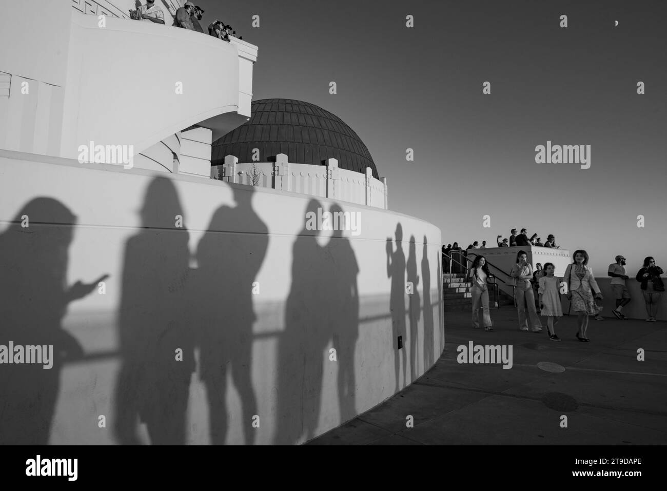 Touristen, die das Griffith Observatory bei Sonnenuntergang in Los Angeles, Kalifornien, USA besuchen Stockfoto