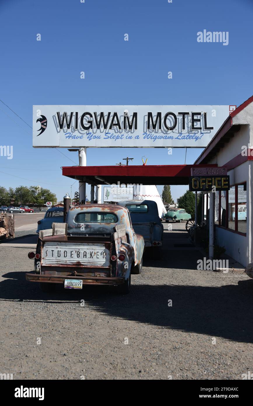 Holbrook, AZ. USA. 10/18/2023. Der Eigentümer des Arizona Motels Chester E. Lewis baute dieses Wigwam Village im Jahr 1950. Das Motel ist wie ein Quadrat angeordnet, Stockfoto