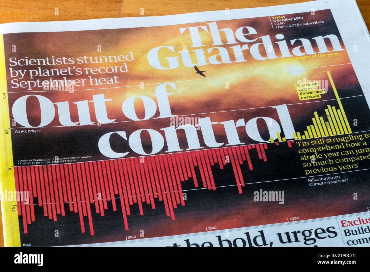Oktober 2023. Die Titelseite der Guardian-Schlagzeile ist außer Kontrolle geraten, da sie sich auf steigende Temperaturen bezieht. Stockfoto