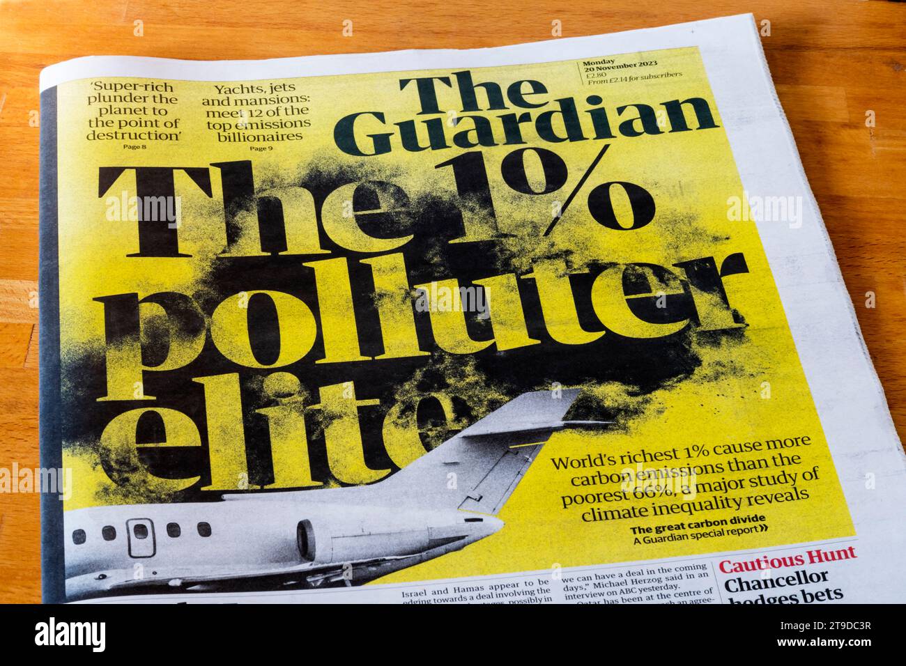 November 2023. Auf der Titelseite von Guardian gibt es einen Sonderbericht, der die 1%-Verursacher-Elite überträgt. Die weltweit reichsten 1 % verursachen mehr CO2-Emissionen als die ärmsten 66 %. Stockfoto