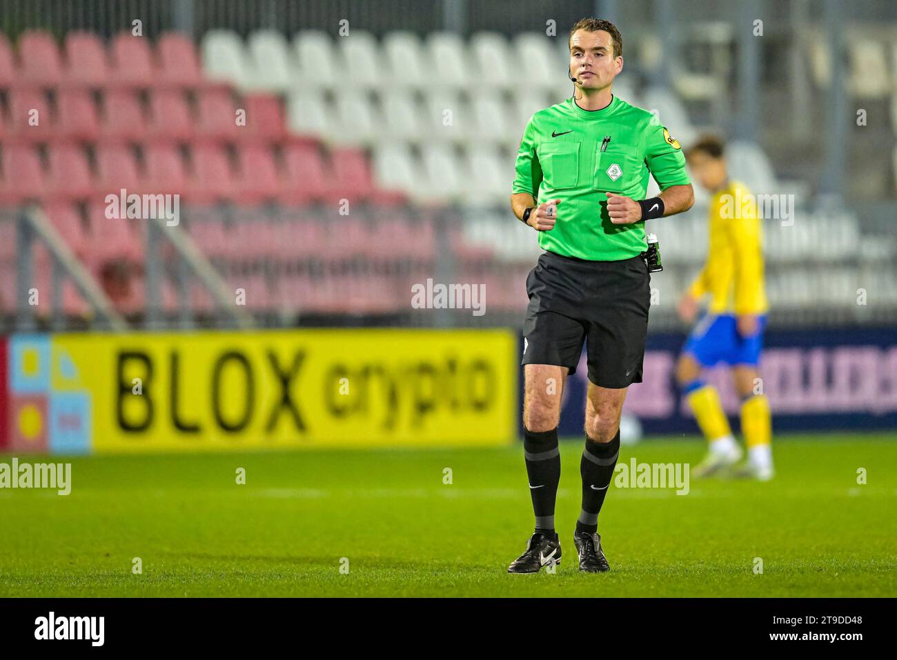 Amsterdam, Niederlande. November 2023. AMSTERDAM, NIEDERLANDE - 24. NOVEMBER: Robin Verijken Schiedsrichter sieht beim niederländischen Keuken Kampioen Divisie Spiel zwischen Jong Ajax und TOP Oss am 24. November 2023 im Sportpark de toekomst in Amsterdam, Niederlande, zu. (Foto von Jan Mulder/Orange Pictures) Credit: Orange Pics BV/Alamy Live News Stockfoto
