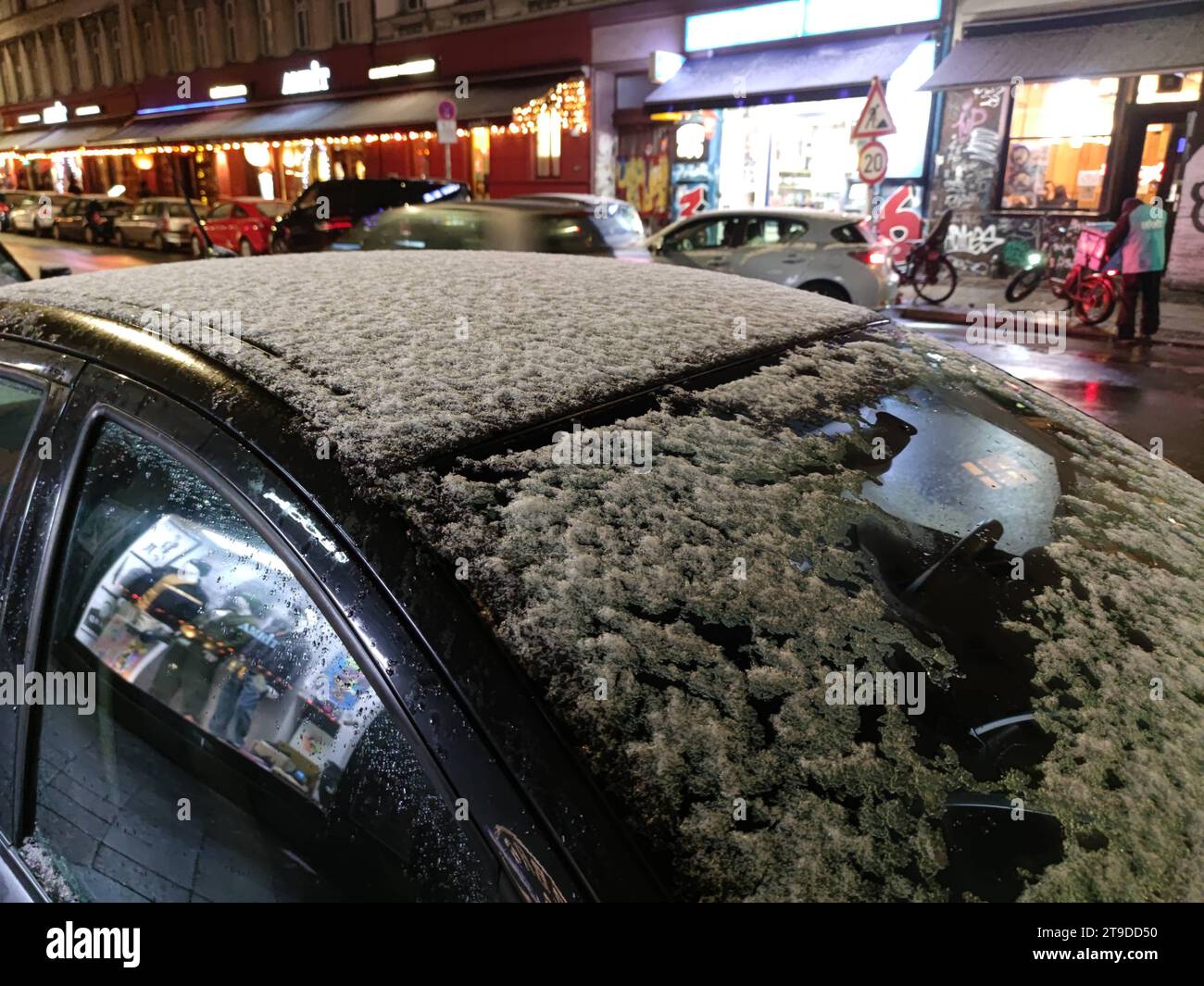 Berlin, Deutschland, 24.11.2023: Der erste Schnee in Berlin bleibt auf Autodächern liegen, auf der Straße nicht. Hier im Bezirk Kreuzberg. *** Berlin, 24 11 2023 der erste Schnee in Berlin bleibt auf Autodächern, nicht auf der Straße hier in Kreuzberg Copyright: XdtsxNachrichtenagenturx dts 26361 Credit: Imago/Alamy Live News Stockfoto