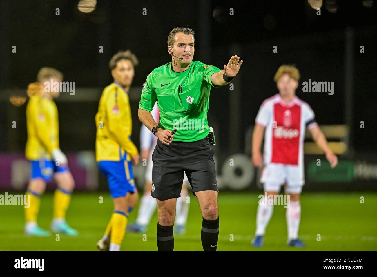 Amsterdam, Niederlande. November 2023. AMSTERDAM, NIEDERLANDE - 24. NOVEMBER: Robin Verijken Schiedsrichter beim niederländischen Keuken Kampioen Divisie Spiel zwischen Jong Ajax und TOP Oss im Sportpark de toekomst am 24. November 2023 in Amsterdam. (Foto von Jan Mulder/Orange Pictures) Credit: Orange Pics BV/Alamy Live News Stockfoto