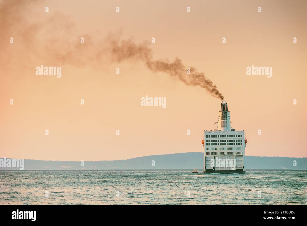 Sommerlandschaft mit Blick auf den Sonnenuntergang - das Schiff verlässt den Hafen zum offenen Meer, Hafen von Split an der Adriaküste Kroatiens Stockfoto