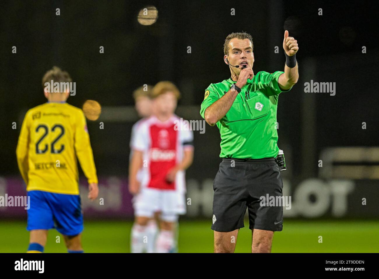 Amsterdam, Niederlande. November 2023. AMSTERDAM, NIEDERLANDE - 24. NOVEMBER: Robin Verijken Schiedsrichter beim niederländischen Keuken Kampioen Divisie Spiel zwischen Jong Ajax und TOP Oss im Sportpark de toekomst am 24. November 2023 in Amsterdam. (Foto von Jan Mulder/Orange Pictures) Credit: Orange Pics BV/Alamy Live News Stockfoto