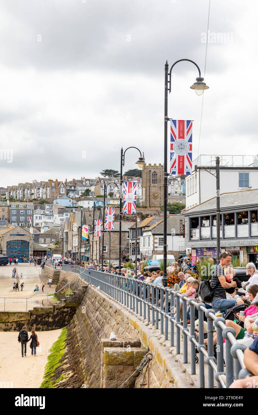 Stadtzentrum von St Ives Cornwall und Strandbucht mit union Jacks zur Krönung von König Charles, England, Großbritannien, 2023 Stockfoto