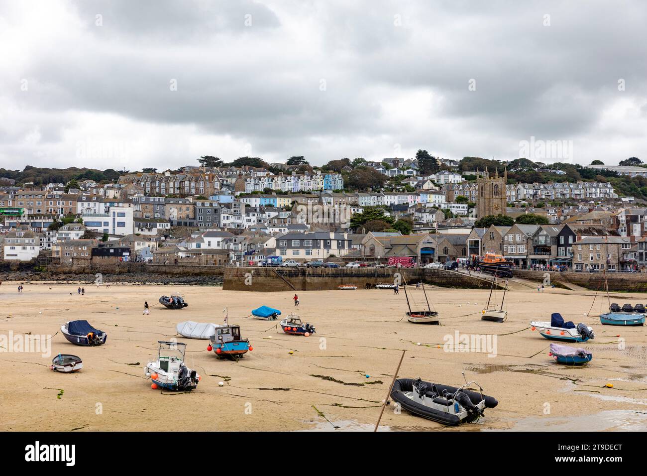 St Ives an der Nordküste von Cornwall, Hafenstrand bei Ebbe und Boote im Sand, England, Großbritannien, 2023 Stockfoto